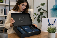 Cliente abriendo un kit corporativo premium personalizado