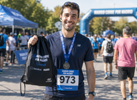 Corredor recibiendo un kit personalizado en un evento deportivo