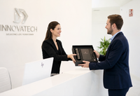 Entrega de un set premium personalizado a un cliente en una empresa con presentación de alta calidad.