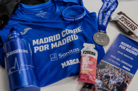 Interior de una bolsa del corredor con productos deportivos personalizados
