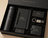 Interior de un kit corporativo con botella, libreta y accesorios personalizados