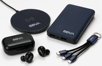 Interior de un pack tecnológico personalizado con gadgets corporativos premium