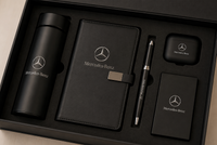 Interior de un set premium con productos corporativos personalizados