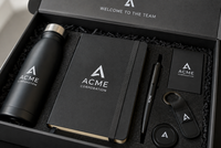 Interior de un Welcome Pack con productos personalizados para empresas