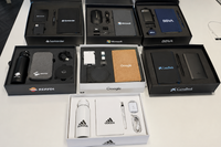 Packs tecnológicos personalizados para empresas con diferentes accesorios electrónicos