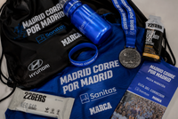 Productos promocionales de patrocinadores incluidos en una bolsa del corredor
