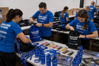 Equipo preparando bolsas del corredor personalizadas con control de calidad